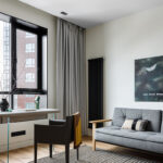 черный дизайнерский радиатор отопления в интерьере квартиры