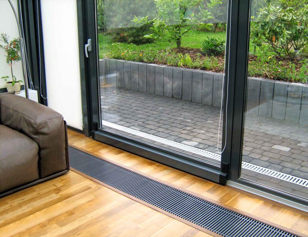 внутрипольный радиатор отопление под панорамное окно